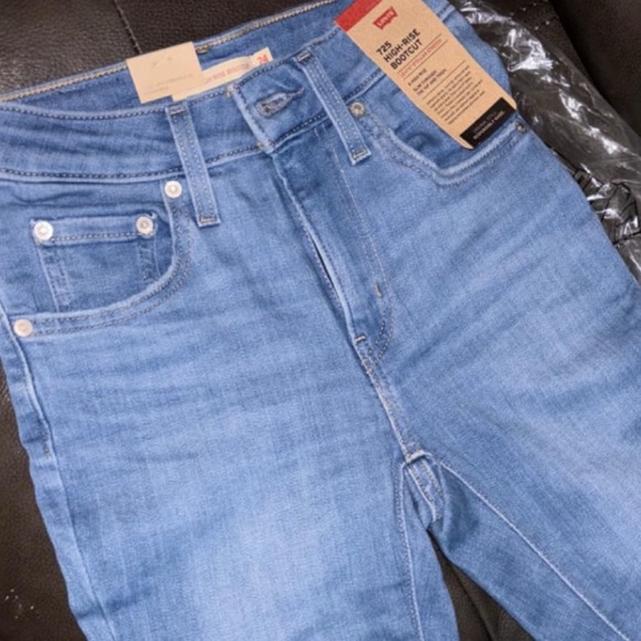 Women’s Levi’s - Picture 2 of 6